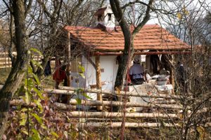 Kemence fedett helyen