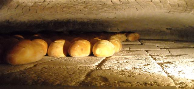 Hagyományos fatüzeléses kemencés pékség Pilisen 4 Hagyományos fatüzeléses kemencés pékség Pilisen 4