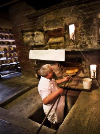 Hagyományos fatüzeléses kemencés pékség Pilisen 5 Hagyományos fatüzeléses kemencés pékség Pilisen 5