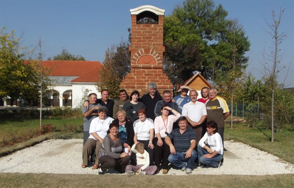 Kemencét építettek a Kemencebarátok Dinnyésen 2